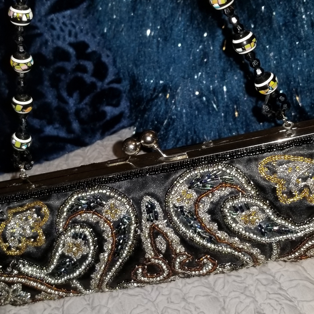 Lovely vintage hand beaded, handstitched small clutch. THE DETAILS!